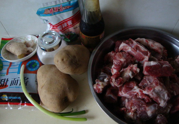 东北干豆角红烧肉,准备好食材，<a style='color:red;display:inline-block;' href='/shicai/ 428'>五花肉</a>改刀，干豆角泡软改刀，葱姜改刀