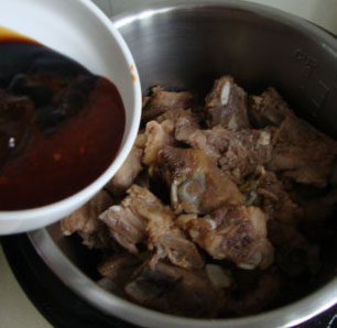 东北干豆角红烧肉,加糖、<a style='color:red;display:inline-block;' href='/shicai/ 762'>老抽</a>炒至上色，炒到肉中的油开始析出