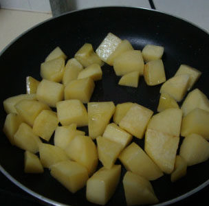 东北干豆角红烧肉,加开水与肉齐平，加<a style='color:red;display:inline-block;' href='/shicai/ 692'>酱油</a>开锅后去沫，小火炖至变软