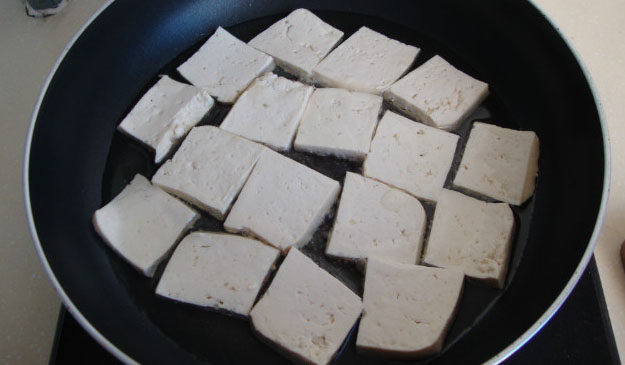 街头臭豆腐 ,北<a style='color:red;display:inline-block;' href='/shicai/ 465'>豆腐</a>切半指厚的片，晾至表面干爽，煎炸至金黄