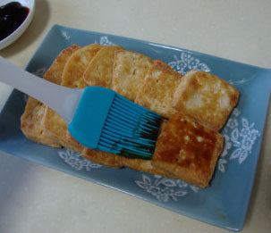 街头臭豆腐 ,<a style='color:red;display:inline-block;' href='/shicai/ 701'>芝麻酱</a>、臭豆腐乳分别澥好