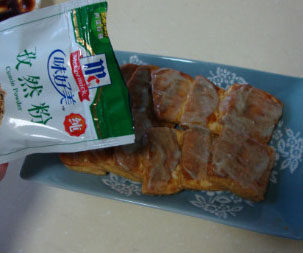 街头臭豆腐 ,在豆腐上依次刷上<a style='color:red;display:inline-block;' href='/shicai/ 721'>蚝油</a>、麻酱、臭豆腐酱，撒上<a style='color:red;display:inline-block;' href='/shicai/ 146542'>孜然粉</a>和<a style='color:red;display:inline-block;' href='/shicai/ 9613'>辣椒面</a>