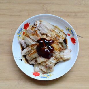 莲蓬扣肉,五花肉片加入适量的<a style='color:red;display:inline-block;' href='/shicai/ 788'>生抽</a>、耗油、<a style='color:red;display:inline-block;' href='/shicai/ 10588'>糖</a>、<a style='color:red;display:inline-block;' href='/shicai/ 718'>料酒</a>，<a style='color:red;display:inline-block;' href='/shicai/ 734'>腐乳</a>小半块，<a style='color:red;display:inline-block;' href='/shicai/ 734'>腐乳</a>水，均匀的抺在肉片上，放一边腌制半小时。