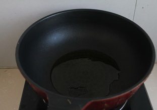 茶树菇炒茼蒿,锅内放比平时炒菜多一点的油,烧热。