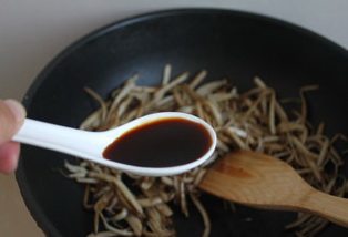 茶树菇炒茼蒿,放入海鲜酱油一汤勺。
