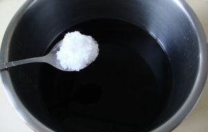 香辣烤猪蹄,高压锅内胆中加适量热水，加<a style='color:red;display:inline-block;' href='/shicai/ 692'>酱油</a>、盐、<a style='color:red;display:inline-block;' href='/shicai/ 10588'>糖</a>、<a style='color:red;display:inline-block;' href='/shicai/ 756'>鸡精</a>调味