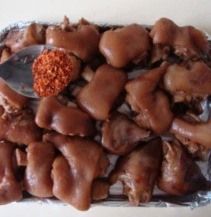 香辣烤猪蹄,烤盘包锡纸，捞出猪蹄放上面摆好，撒上<a style='color:red;display:inline-block;' href='/shicai/ 716'>孜然</a>和<a style='color:red;display:inline-block;' href='/shicai/ 9613'>辣椒面</a>，入烤箱烤至表皮微焦即可