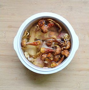 虫草花姬松茸炖鸡汤,<a style='color:red;display:inline-block;' href='/shicai/ 267'>姬松茸</a>、<a style='color:red;display:inline-block;' href='/shicai/ 8'>虫草花</a>和<a style='color:red;display:inline-block;' href='/shicai/ 673'>枸杞</a>洗净放入炖盅里，鸡洗净切成块，也放进炖盅里，再加入完全没过所有材料的<a style='color:red;display:inline-block;' href='/shicai/ 156925'>水</a>量。
