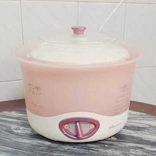 虫草花姬松茸炖鸡汤,电子炖锅放入适量的水,将炖盅放进去隔水炖4小时,至鸡肉软烂,菌菇炖出香味。