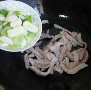 砂锅萝卜丝,底油炒香肉丝，放入蒜片和青蒜白炒香，放萝卜丝炒出水分