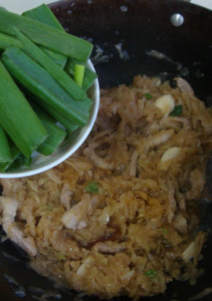 砂锅萝卜丝,加<a style='color:red;display:inline-block;' href='/shicai/ 864'>蒸鱼豉油</a>、<a style='color:red;display:inline-block;' href='/shicai/ 692'>酱油</a>、鲜<a style='color:red;display:inline-block;' href='/shicai/ 692'>酱油</a>、<a style='color:red;display:inline-block;' href='/shicai/ 756'>鸡精</a>炒入味