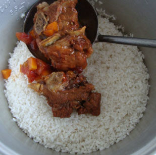 肋排手抓饭,<a style='color:red;display:inline-block;' href='/shicai/ 492'>大米</a>洗好加少量水泡15分钟