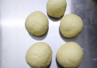 香肠面包卷,拿出充分揉匀排气,分成小份,静止15分钟松弛。