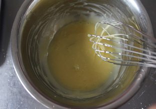 树莓巧克力蛋糕,淡奶油慢慢加入巧克力中中,边倒边搅拌,搅拌至乳化。