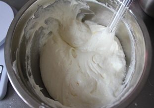 树莓巧克力蛋糕,分三次加入巧克力奶油,翻拌均匀。