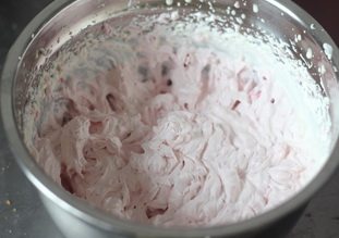 树莓巧克力蛋糕,把树莓和淡奶油混合均匀,呈现漂亮的粉色。