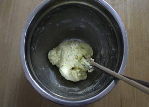 黑芝麻麻薯 ,除了<a style='color:red;display:inline-block;' href='/shicai/ 887'>黄油</a>以外所有材料混合揉匀,揉到无干粉状态。