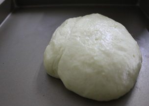 黑芝麻麻薯 ,加入软化的黄油,把黄油揉进面团。