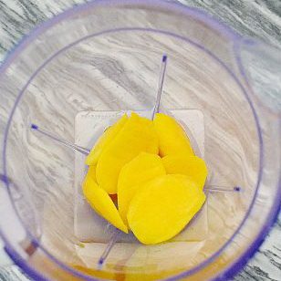 法式芒果软糖,新鲜芒果洗净去皮去壳,放入搅拌机搅拌成泥后倒出备用。