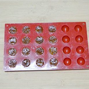法式芒果软糖,到107度,加入<a style='color:red;display:inline-block;' href='/shicai/ 110035'>柠檬酸</a>,搅拌均匀,关火,迅速把果泥分装入模中,室温冷却1小时即可完整脱模。