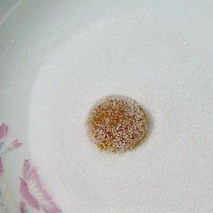 法式芒果软糖,把脱好模的软糖,在细砂糖中滚一下,使之表面沾满糖即可。