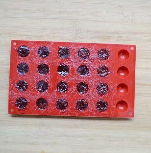 法式草莓软糖,到107度,关火,迅速把果泥分装入模中,室温冷却1小时即可完整脱模。