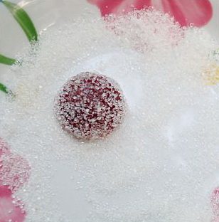法式草莓软糖,把脱好模的软糖,在砂糖中滚一下,使之表面沾满糖即可。