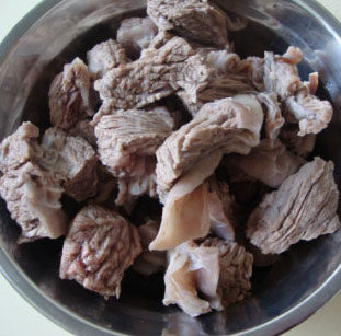 酱香宽粉烧牛肉,牛肉切块焯水