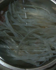 酱香宽粉烧牛肉,<a style='color:red;display:inline-block;' href='/shicai/ 10088'>宽粉</a>泡软
