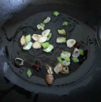 酱香宽粉烧牛肉,底油炒香葱姜蒜，放入牛肉、<a style='color:red;display:inline-block;' href='/shicai/ 762'>老抽</a>、<a style='color:red;display:inline-block;' href='/shicai/ 720'>胡椒粉</a>、<a style='color:red;display:inline-block;' href='/shicai/ 10588'>糖</a>、<a style='color:red;display:inline-block;' href='/shicai/ 750'>陈醋</a>2大勺炒香