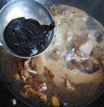 酱香宽粉烧牛肉,加热水、<a style='color:red;display:inline-block;' href='/shicai/ 712'>甜面酱</a>煮开去沫