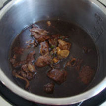 酱香宽粉烧牛肉,倒入高压锅内，压制30分钟