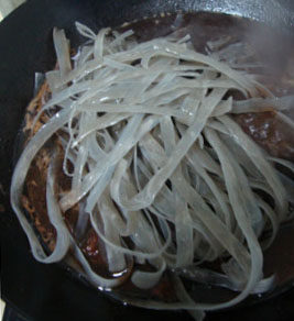 酱香宽粉烧牛肉,连肉带汤一起倒出来，放入泡好的宽粉，开火，盖盖焖3分钟至软烂即可