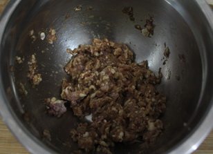 荠菜包子,肉馅中放入所有调料,顺时针搅拌均匀。
