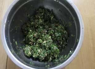 荠菜包子,放入荠菜搅拌均匀。