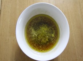 格兰诺拉麦片,放入微波炉大约一分钟,黄油融化即可。