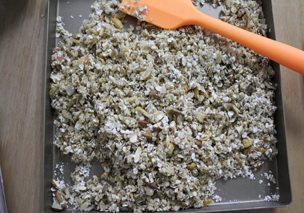 格兰诺拉麦片,倒入糖浆黄油混合物,搅拌均匀。