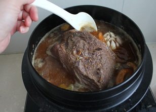 酱香牛肉,大火把水烧开,煮10分钟,期间不停的撇去浮沫。