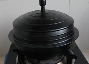 酱香牛肉,盖上盖子小火炖1个小时,根据你喜欢的软硬程度,喜欢烂一点的可以多炖一会,炖好后浸泡过夜口感味道更好!