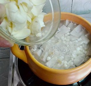 芡实百合香芋煲,再放入百合,煮2分钟。