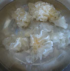 百合银耳莲子羹,银耳掰成小朵，去掉老根