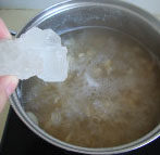 百合银耳莲子羹,加足够多的水，开锅后转小火熬煮一小时以上，至食材充分软烂