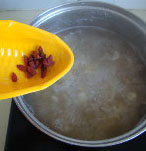 百合银耳莲子羹,加入<a style='color:red;display:inline-block;' href='/shicai/ 866'>冰糖</a>、<a style='color:red;display:inline-block;' href='/shicai/ 673'>枸杞</a>，待<a style='color:red;display:inline-block;' href='/shicai/ 866'>冰糖</a>化开即可
