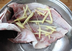 麻辣烤鱼,姜丝适量,把鱼腌制一个小时。