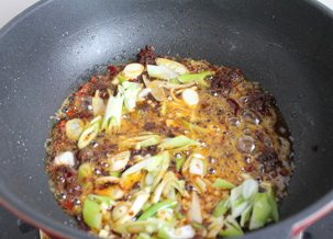 麻辣烤鱼,在放入葱姜,小火慢慢煸炒出香味。
