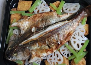 麻辣烤鱼,考好的鱼放在豆腐和配料上面,浇上麻辣油即可。