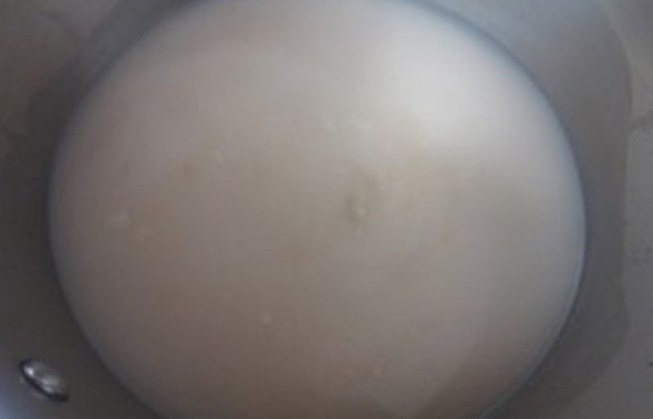 韩国御赐雪浓牛骨汤面,小火熬5小时,放入牛肉,煮1小时左右捞出牛肉。