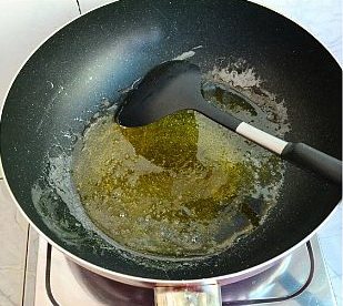 沙琪玛,将麦芽糖之外的材料,全部混合在大口径炒菜锅里,小火慢慢熬糖。