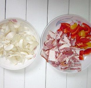 百合彩色培根,<a style='color:red;display:inline-block;' href='/shicai/ 142493'>新鲜百合</a>洗净，剥小片，<a style='color:red;display:inline-block;' href='/shicai/ 443'>培根</a>切成小块，<a style='color:red;display:inline-block;' href='/shicai/ 86706'>红甜椒</a>和黄甜椒也切小块备用。