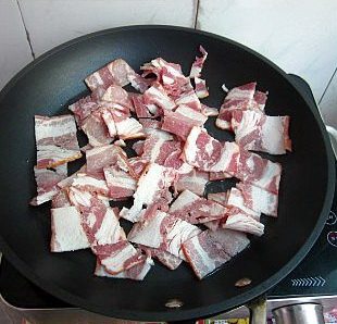 百合彩色培根,平底锅放入一点油（不用多，培根会煎出油脂），将培根块小火煎至微金黄，捞出备用。